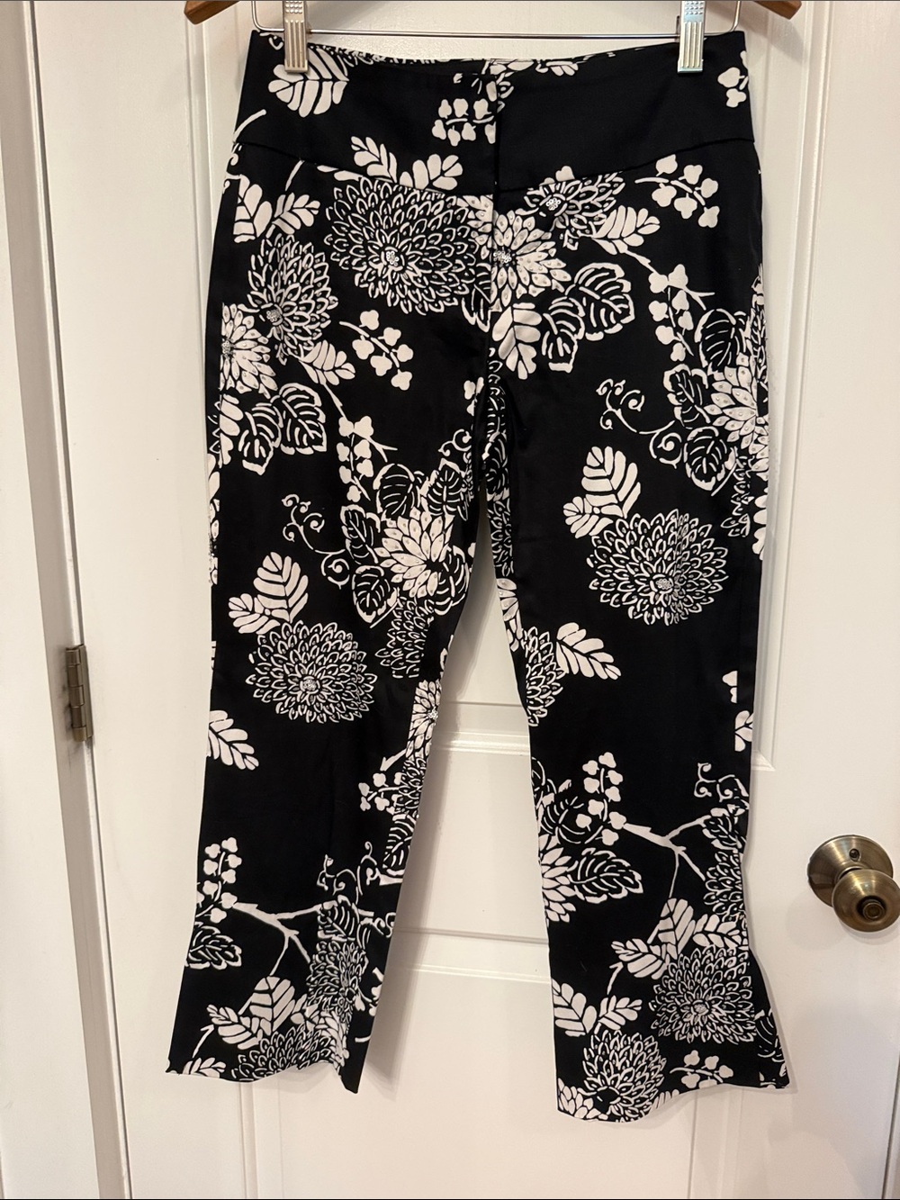 CACHE PANTS CROP BLACK WHITE FLORAL BEADS SEQUINS FLAT FRONT SIZE 2